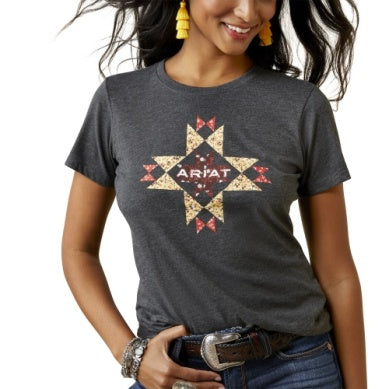 ARIAT WMNS QUILT LOGO SS TEE CHARCOAL HEATHER