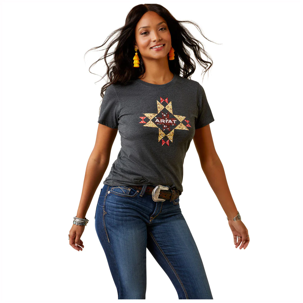 ARIAT WMNS QUILT LOGO SS TEE CHARCOAL HEATHER