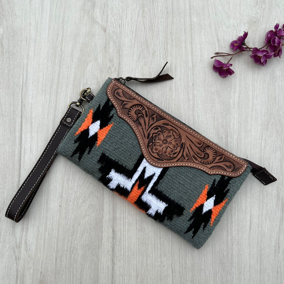 The Design Edge Grey Saddle Blanket Clutch TSB41B