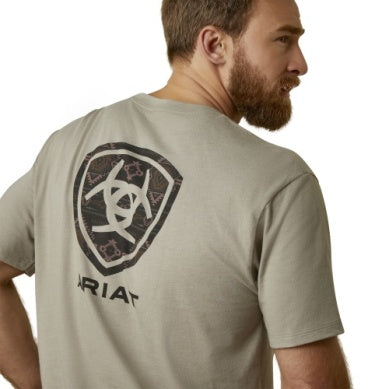 ARIAT MENS SERAPE ISLAND SS TEE KHAKI HEATHER