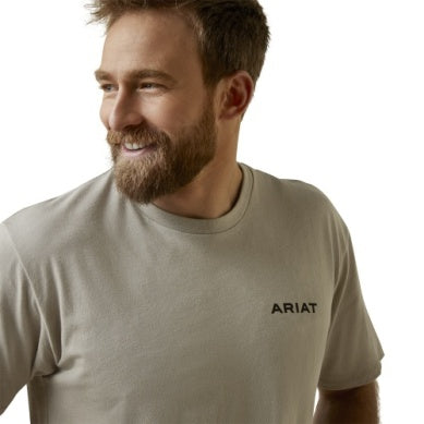ARIAT MENS SERAPE ISLAND SS TEE KHAKI HEATHER