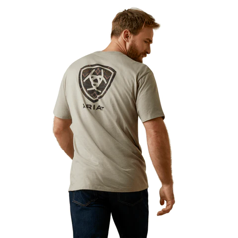 ARIAT MENS SERAPE ISLAND SS TEE KHAKI HEATHER